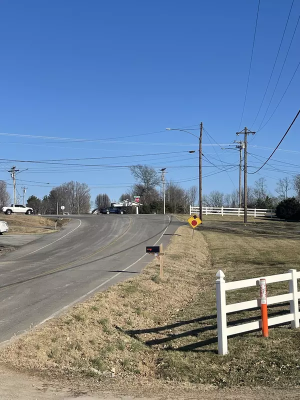 Lafayette, TN 37083,608 Days Rd