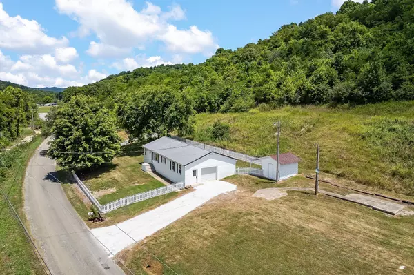 296 Maggart Rd, Elmwood, TN 38560