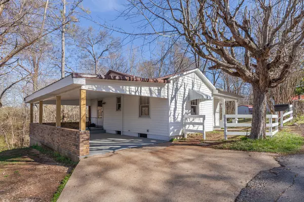 104 W Ward St, Centerville, TN 37033