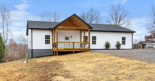 4251 Old Metal Rd, Palmyra, TN 37142