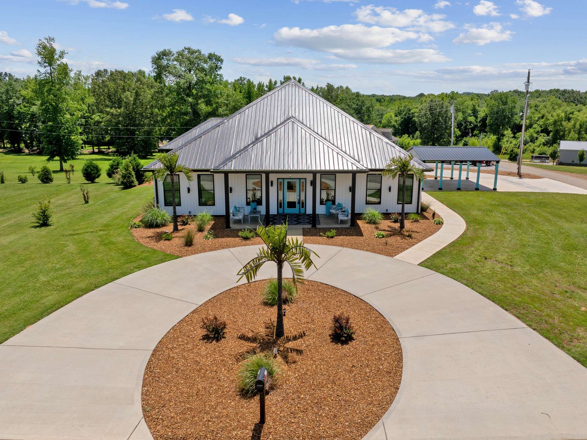 318 Yarbro Harbor Dr, Decaturville, TN 38329