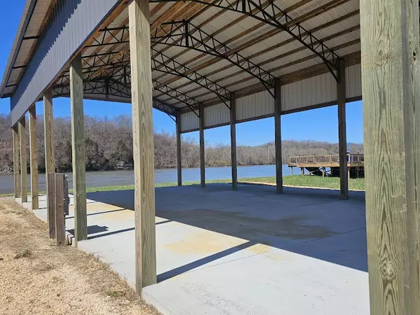 Clifton, TN 38425,2257 Hardin Bottom River Rd