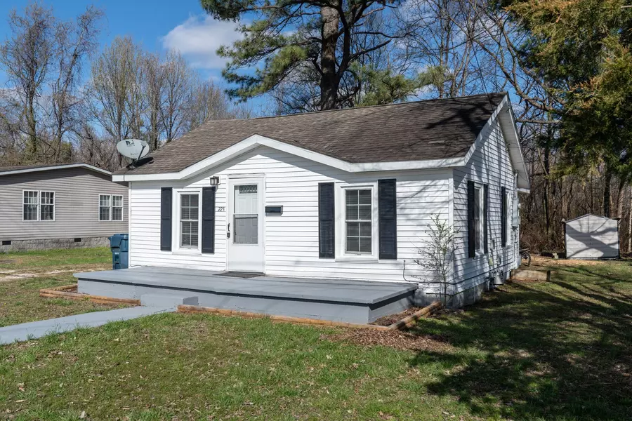 223 Cedar St, Hohenwald, TN 38462