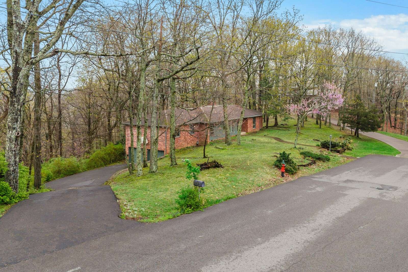 5062 Villa Crest Dr, Nashville, TN 37220