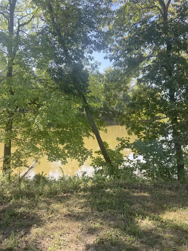 Clifton, TN 38425,390 Duck Blind Rd