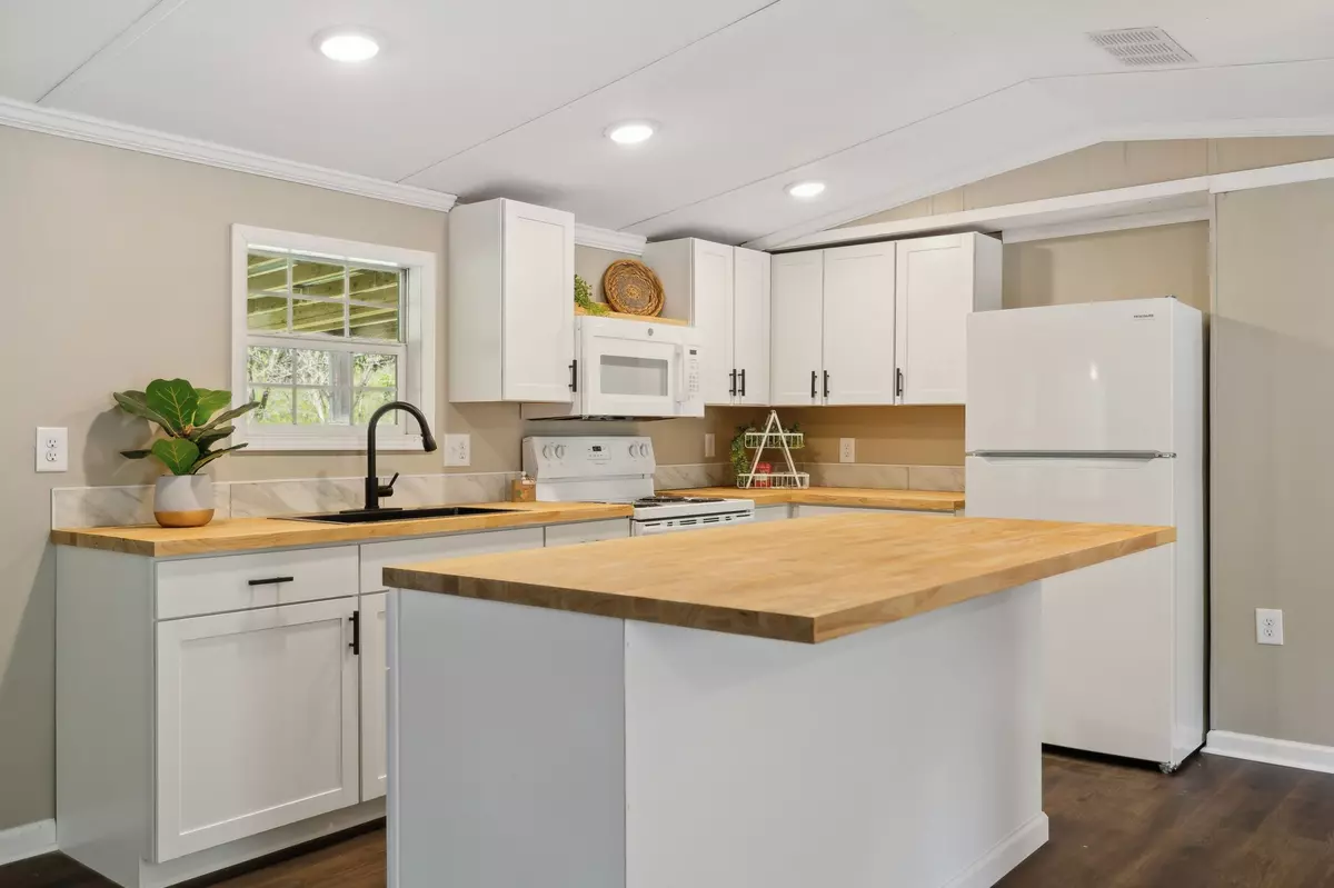 Pleasant Shade, TN 37145,114 Hackett Hollow Ln