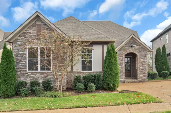 996 Golf Club Ln E, Hendersonville, TN 37075