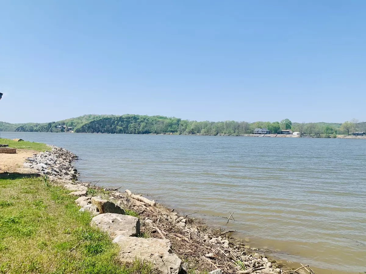 Clifton, TN 38425,1189 River Front Dr