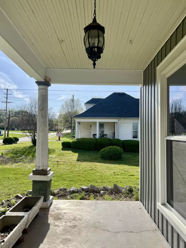 Franklin, KY 42134,521 E Cedar St