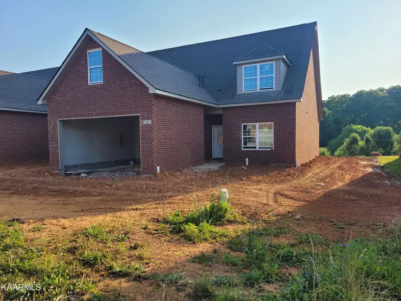 980 Meadow Walk Lane, Lenoir City, TN 37772