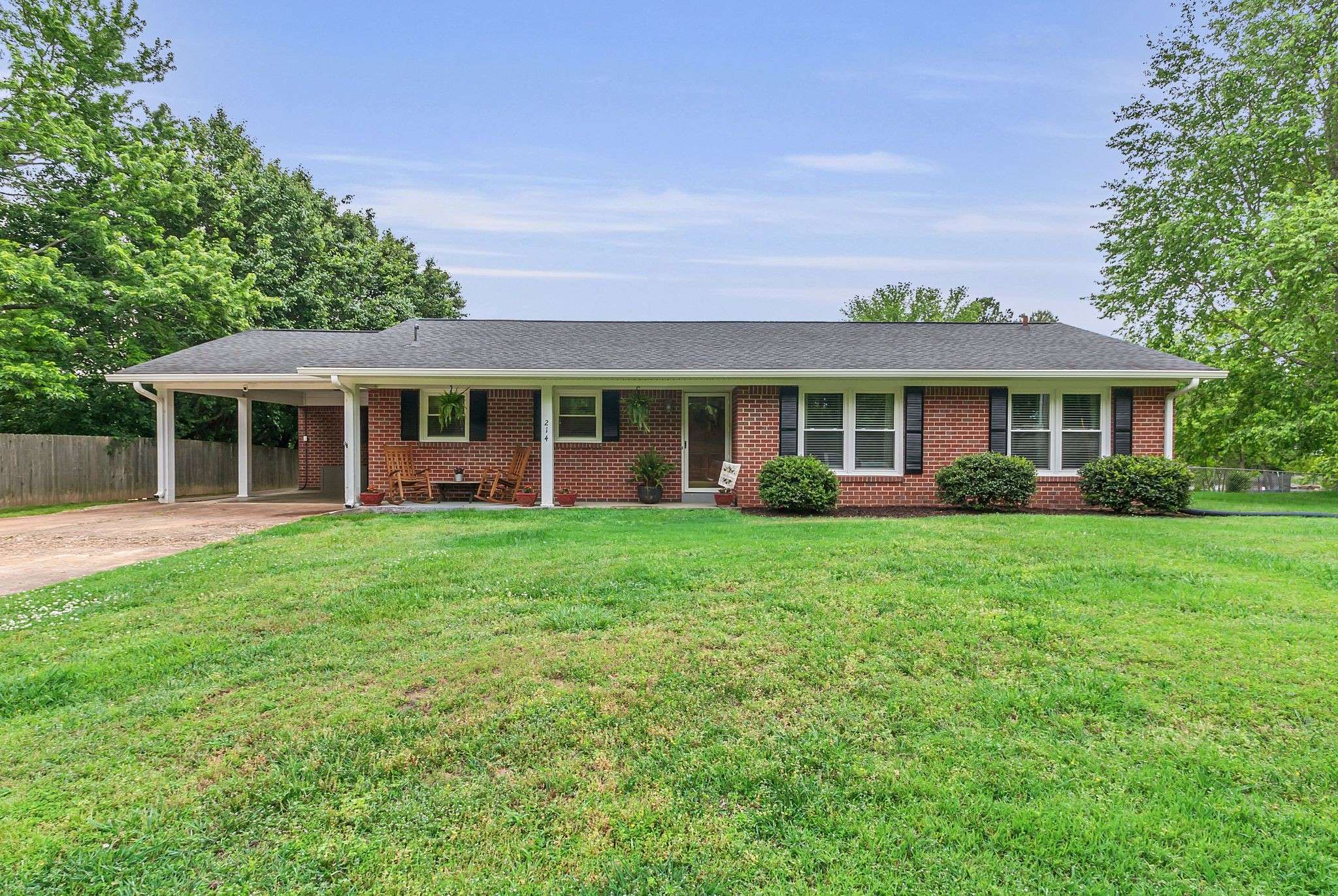 214 Lakeview Dr,  Hohenwald,  TN 38462