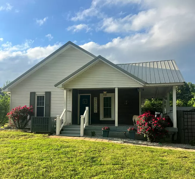 205 Park Ln, Hollow Rock, TN 38342