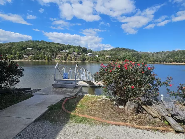 Clifton, TN 38425,487 River Front Dr