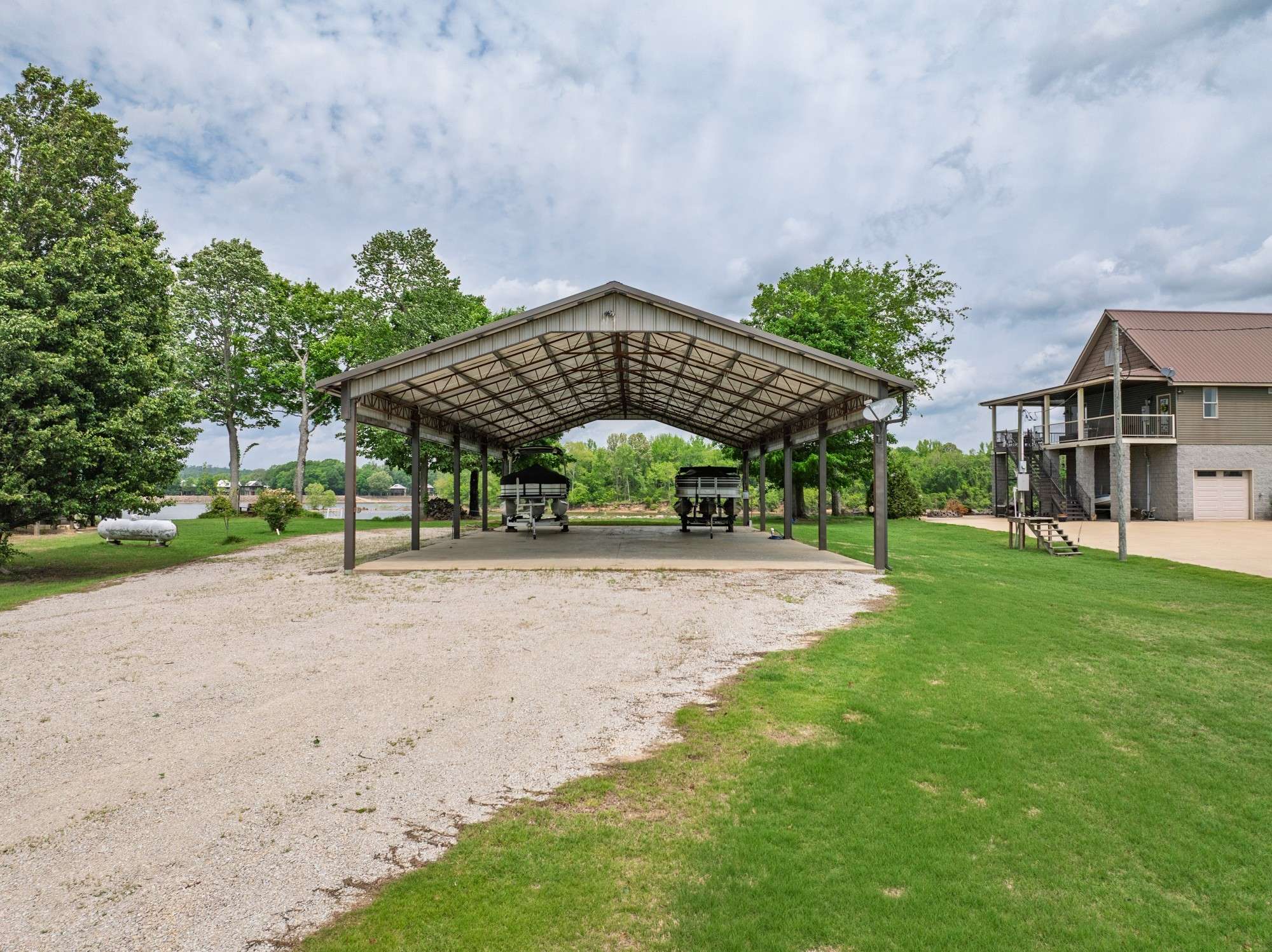 Clifton, TN 38425,1885 Col James Hardin Dr