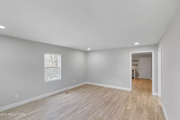 Maryville, TN 37801,913 Doll Ave