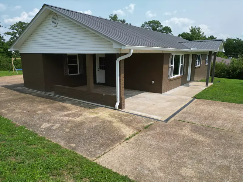 910 Hassell Dr, Waynesboro, TN 38485