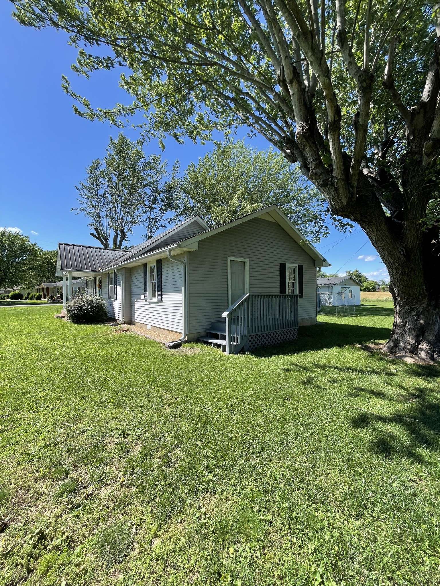 Lafayette, TN 37083,903 Days Rd