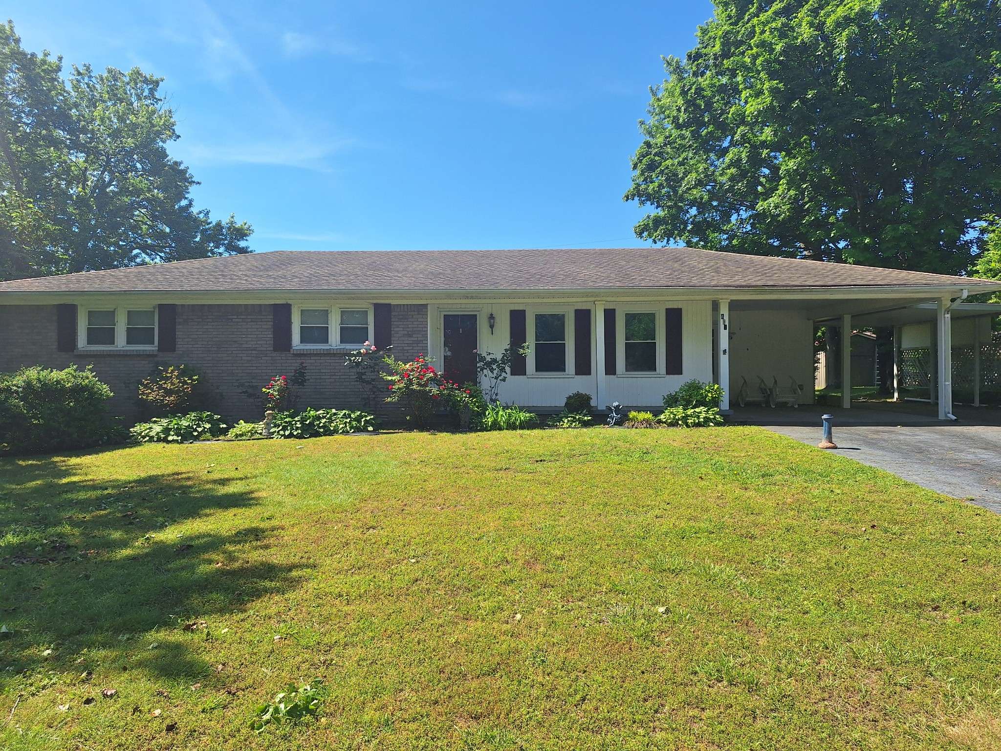 411 Paradise St, Lawrenceburg, TN 38464