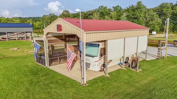 Clifton, TN 38425,1139 River Front Dr