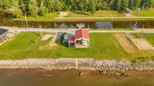 Clifton, TN 38425,1139 River Front Dr