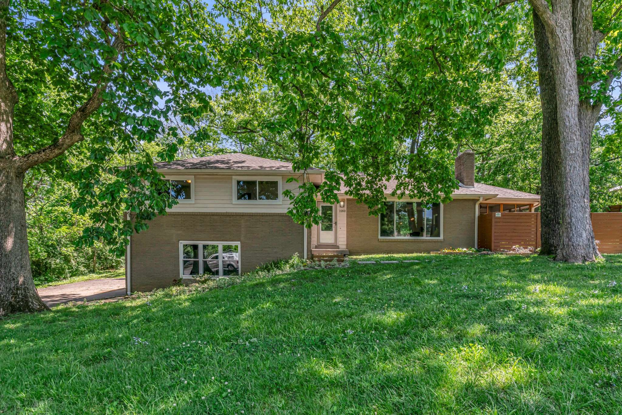 1203 S Graycroft Ave, Madison, TN 37115