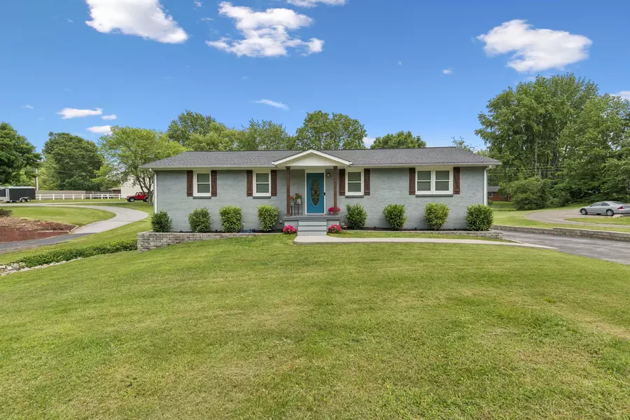 307 S Hummingbird Ln, Dickson, TN 37055