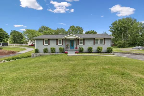 307 S Hummingbird Ln, Dickson, TN 37055