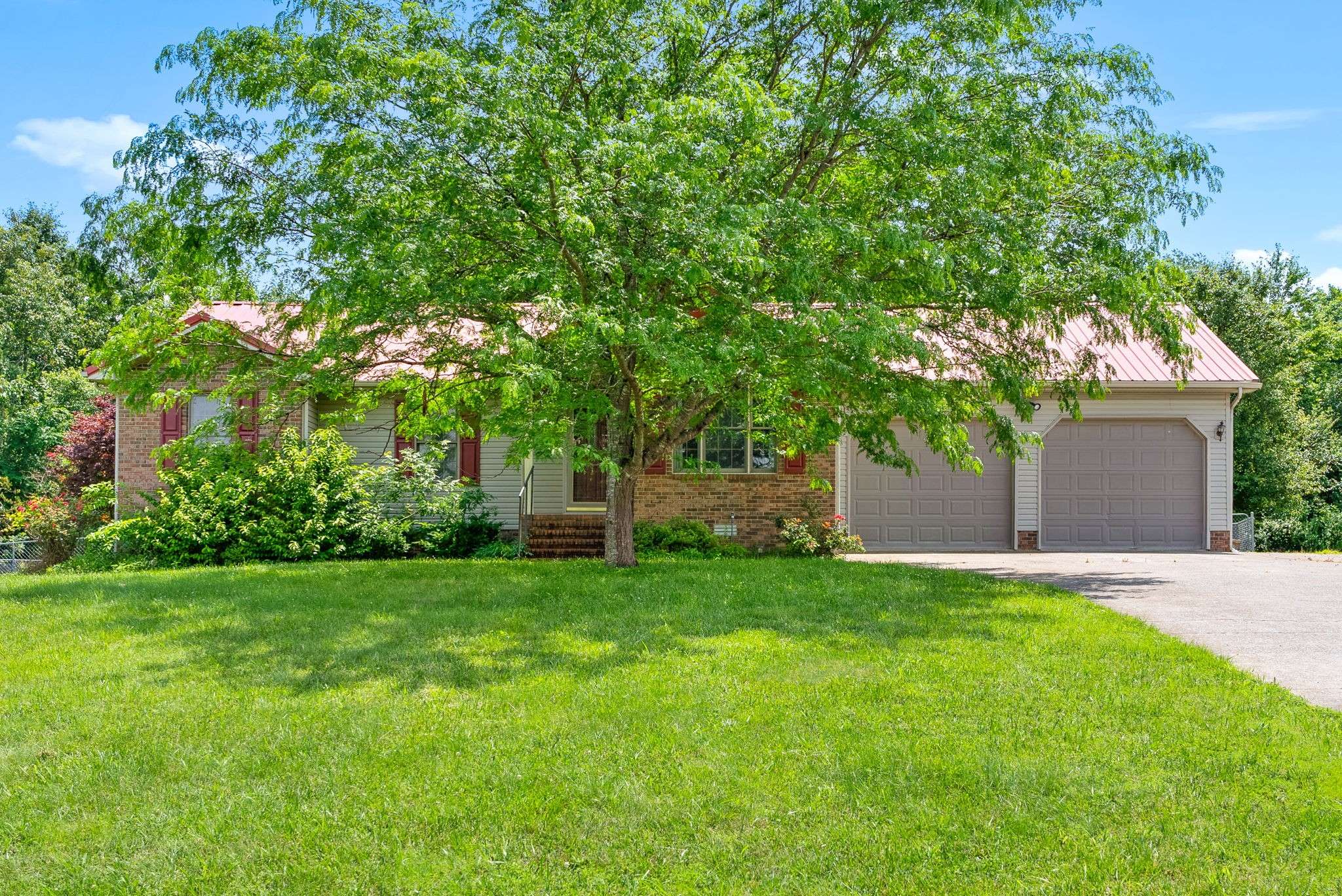332 Meadowbrook Dr, Cadiz, KY 42211
