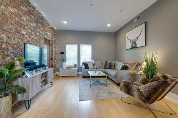 Nashville, TN 37203,3204 Long Blvd #202