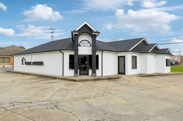 1734 Memorial Dr, Clarksville, TN 37043
