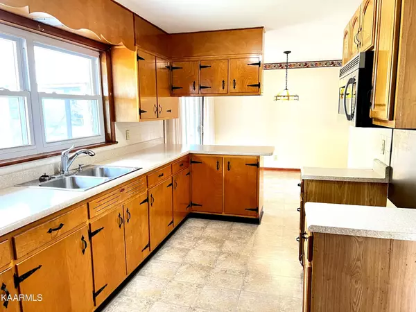 Maryville, TN 37801,215 Pinedale St