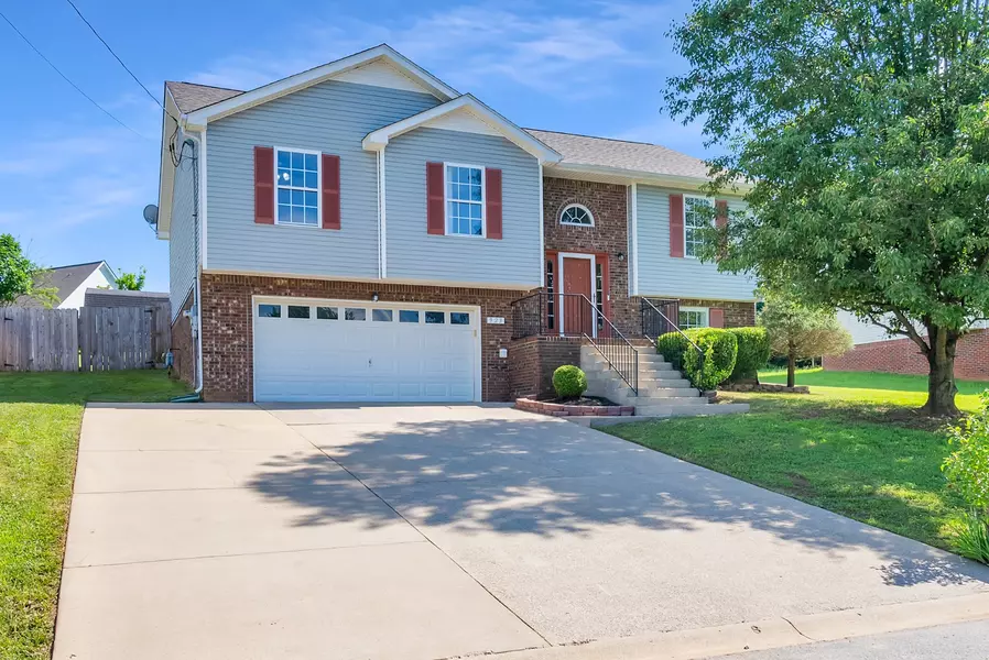 923 Hedge Apple Dr, Clarksville, TN 37040