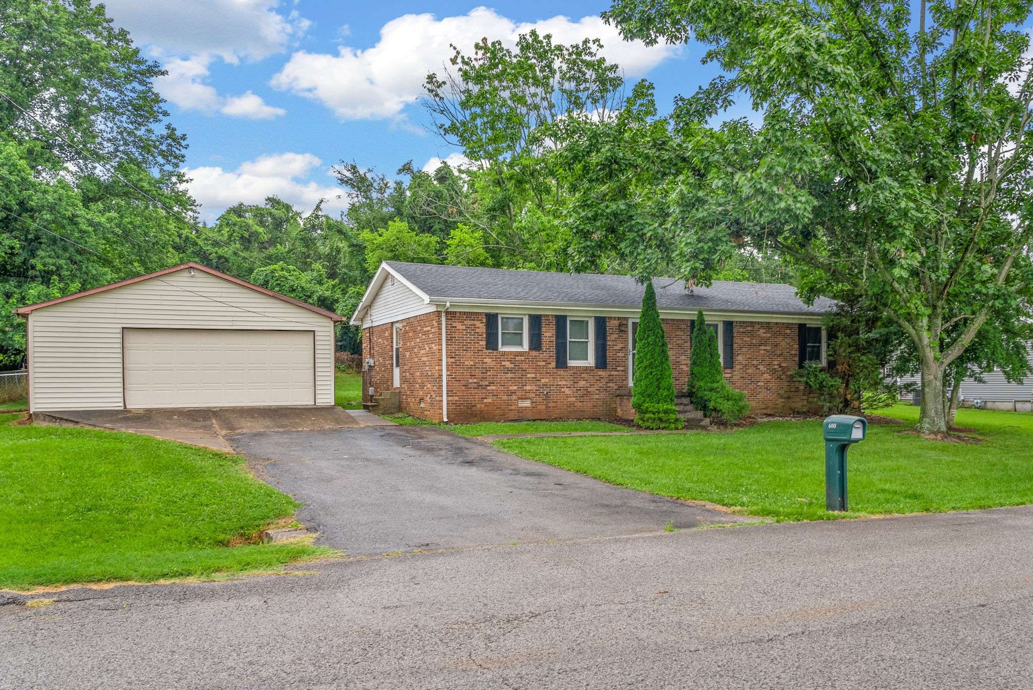 600 Pineridge Dr, Hopkinsville, KY 42240