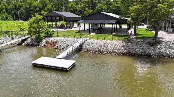 Clifton, TN 38425,1434 S River Front Dr