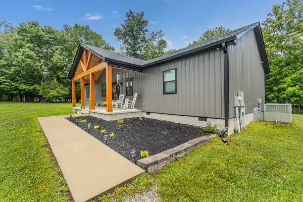 Lafayette, TN 37083,1567 Oak Knob Rd