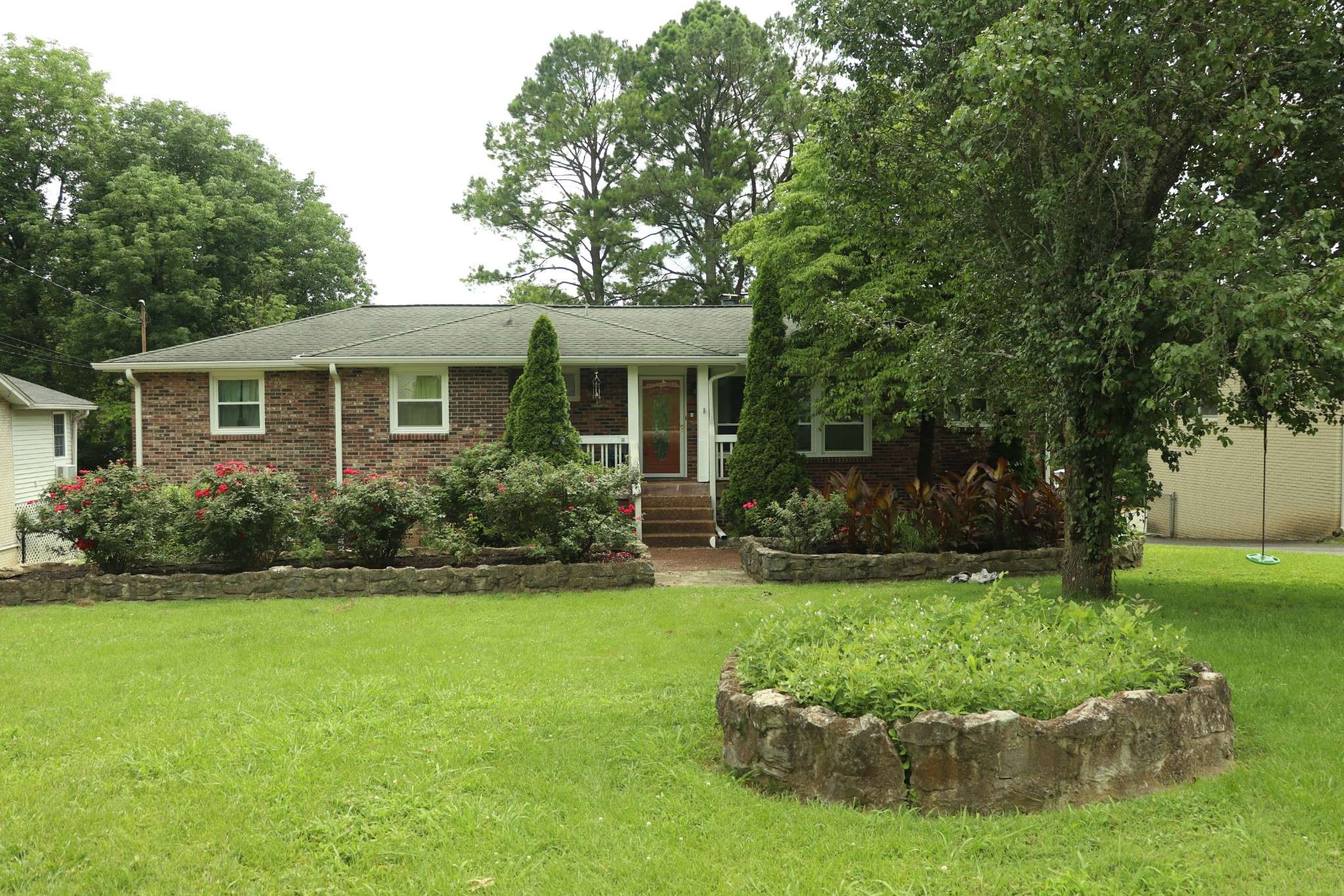 2635 Edge O Lake Dr, Nashville, TN 37217