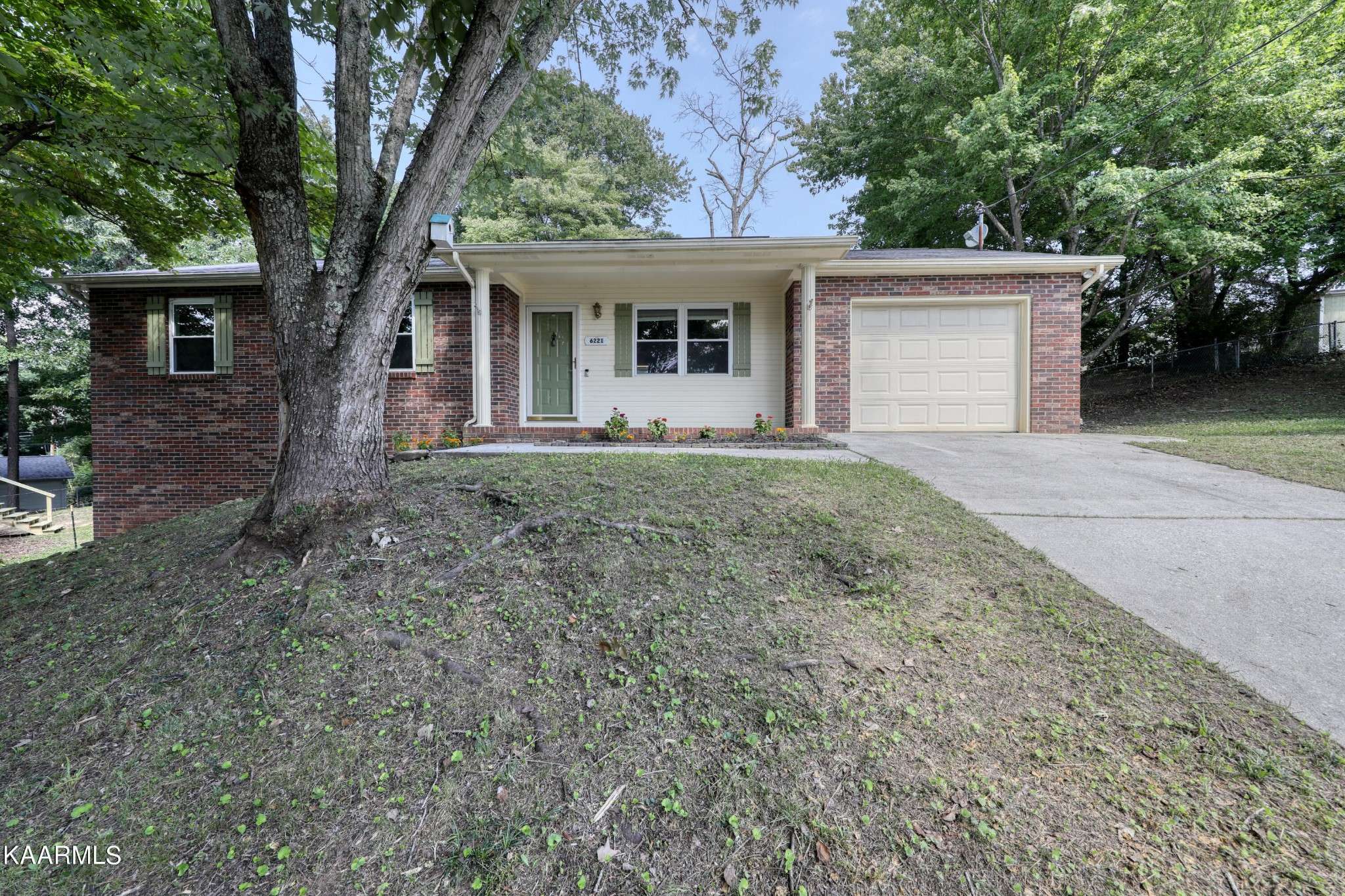 6221 Starhurst Drive, Knoxville, TN 37921