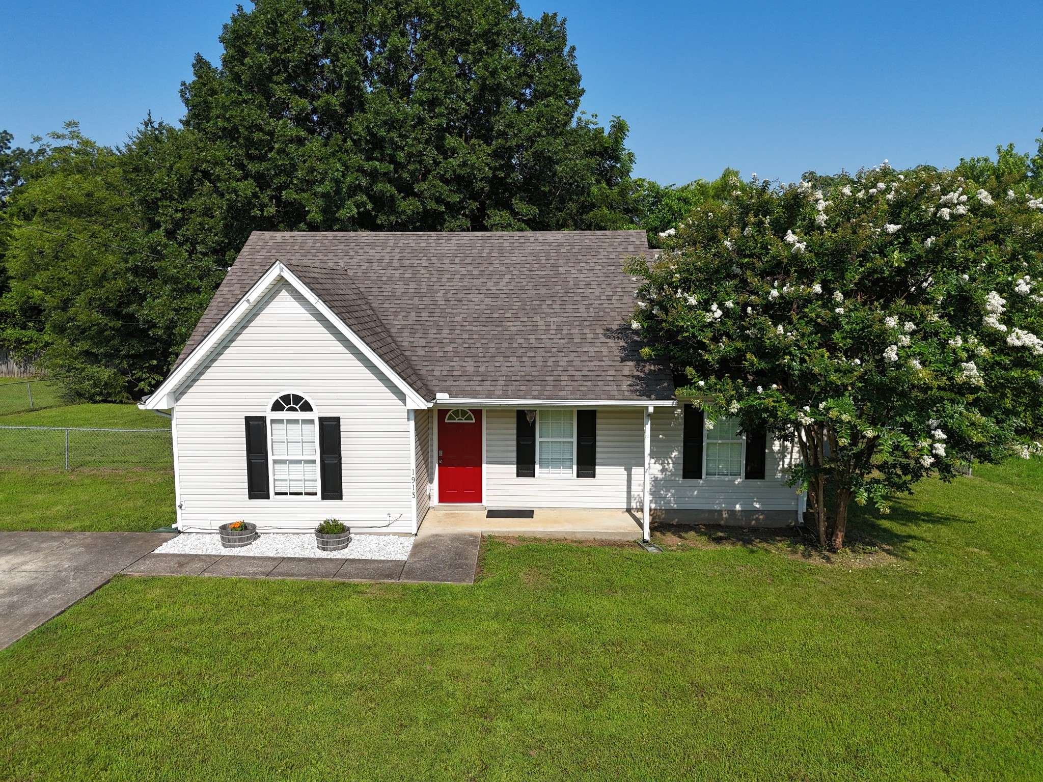 1913 Guildford Dr, La Vergne, TN 37086
