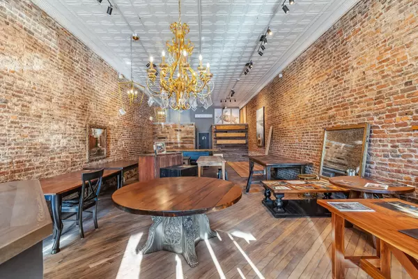 Pulaski, TN 38478,211 N 1st St