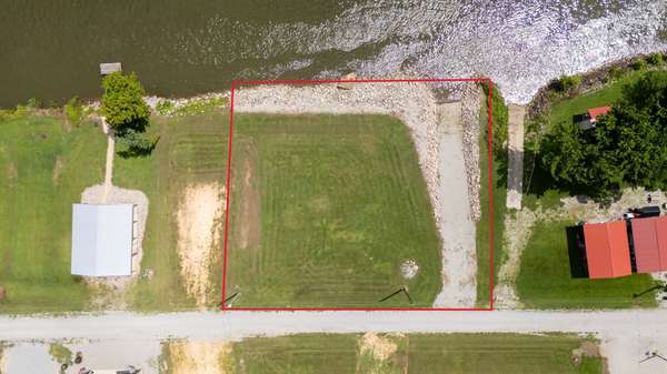22 WC PICKETT RD, Clifton, TN 38425