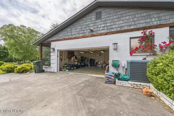 Sevierville, TN 37862,853 Fall Lea