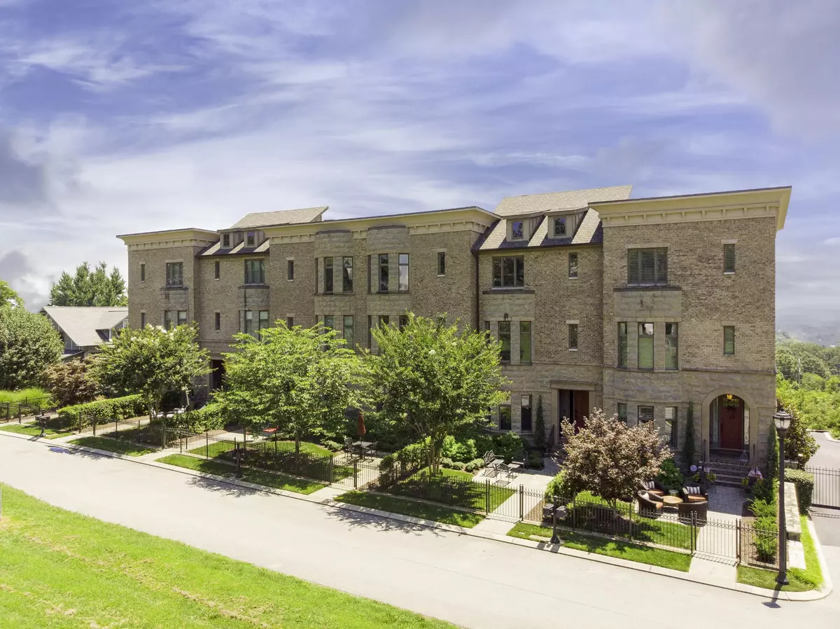 Chattanooga, TN 37404,3206 S Crest Place