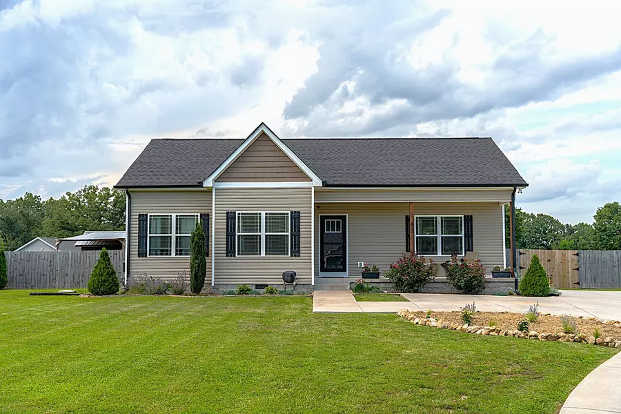 305 College St, Burns, TN 37029