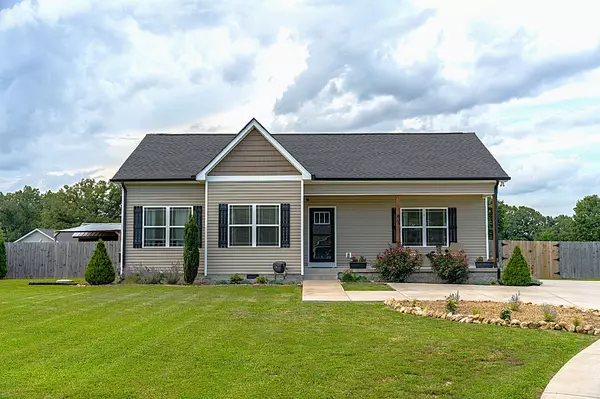 305 College St, Burns, TN 37029