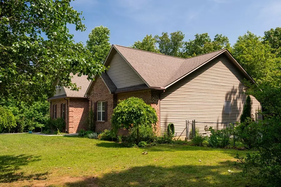 428 Clinchfield Dr, Monterey, TN 38574