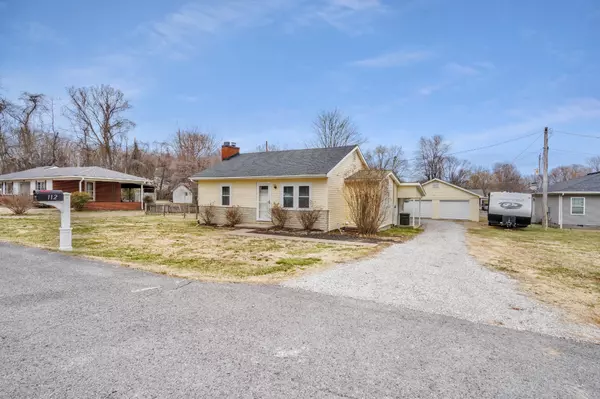 112 N Saltsman Dr, Hopkinsville, KY 42240