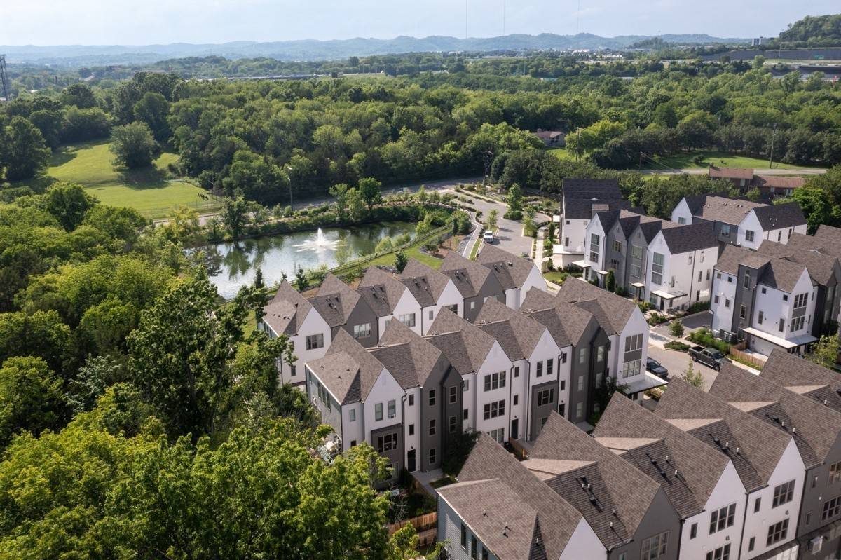 325 E Village Ln,  Nashville,  TN 37216