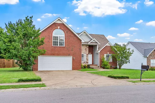 708 W Accipiter Cir, Clarksville, TN 37043