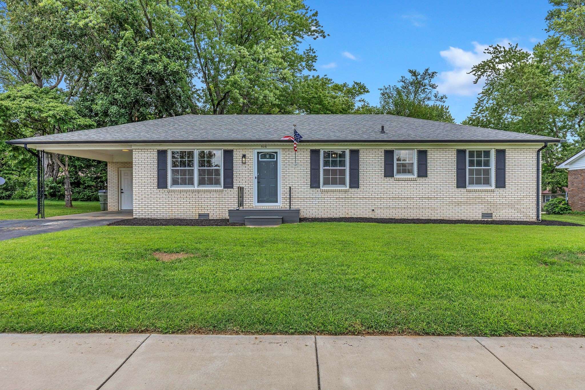 506 Holiday Park Dr, Hopkinsville, KY 42240