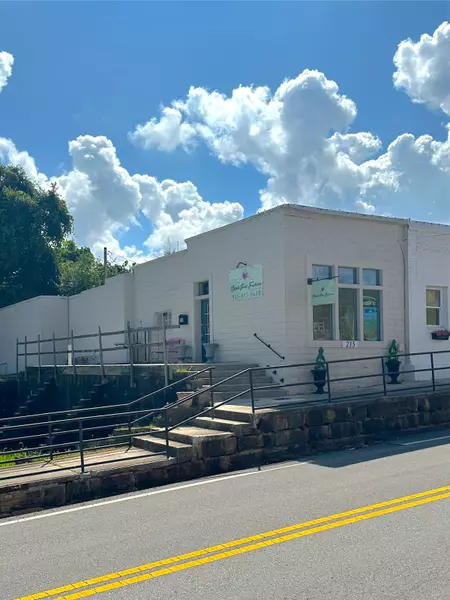 213 N Church St, Livingston, TN 38570